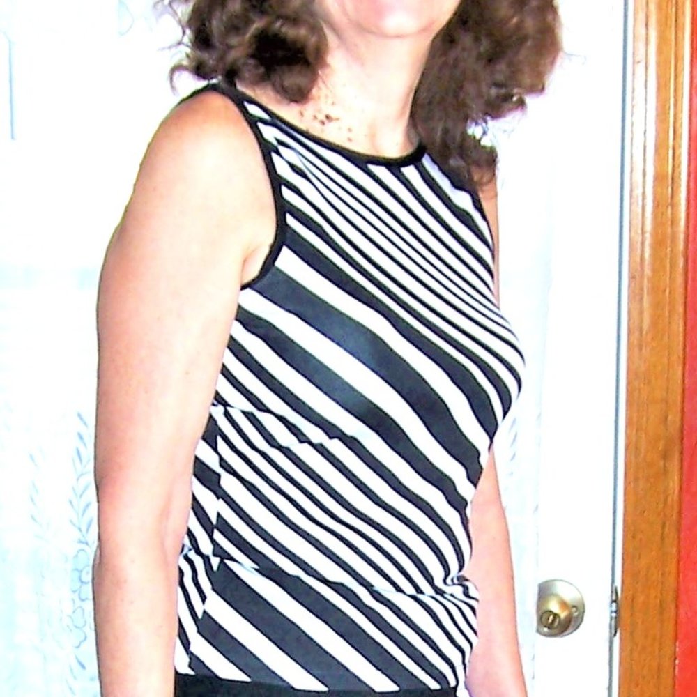 DORAOTHY PERKINS   size 10    VERTICAL STRIPPED BLACK and WHITE SLEEVELESS TOP